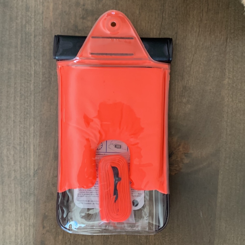 Travelon Waterproof Phone Protector It Floats! Protect your phone New - Picture 3 of 4